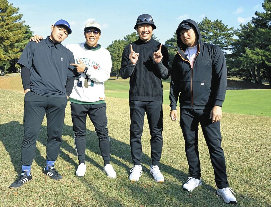 選手会ゴルフ、ホールアウトし、記念撮影する（右から）田島投手コーチ、大野、柳、高橋周