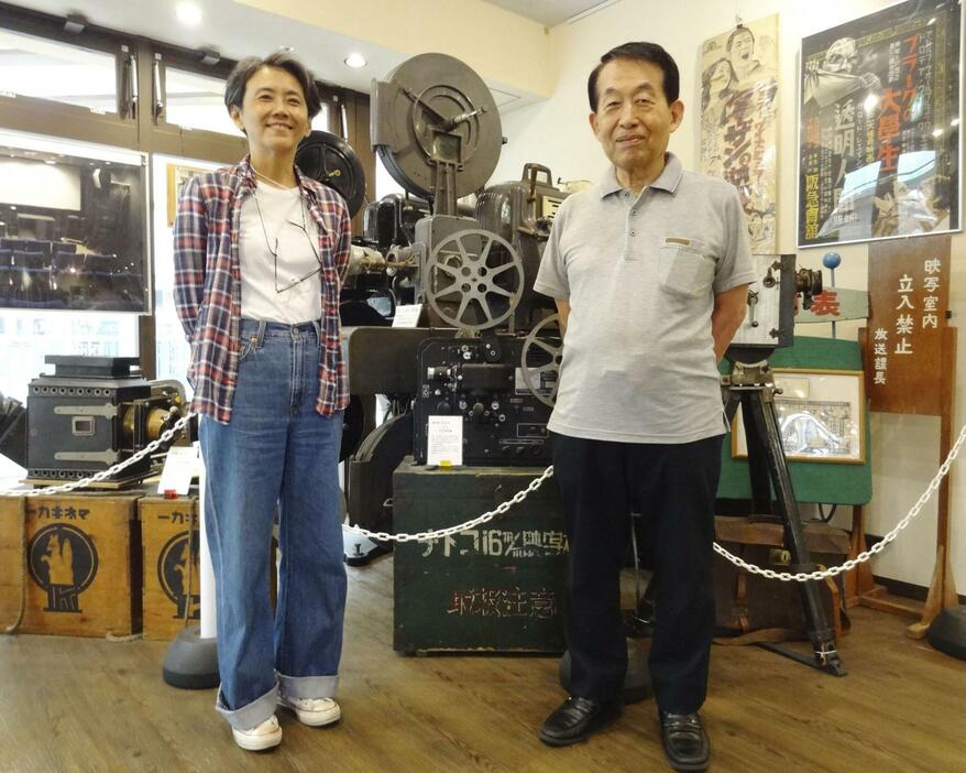 神戸映画資料館の安井喜雄館長（右）と支配人の田中範子さん＝神戸市