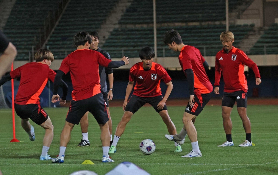 ＜サッカー日本代表練習＞練習に汗を流す三笘（中）（撮影・西海健太郎）