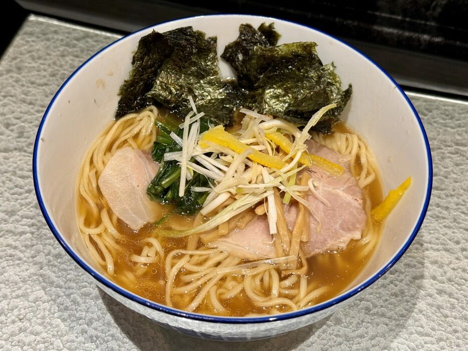 「貝と魚介の出汁soba」。手で細かく崩した海苔