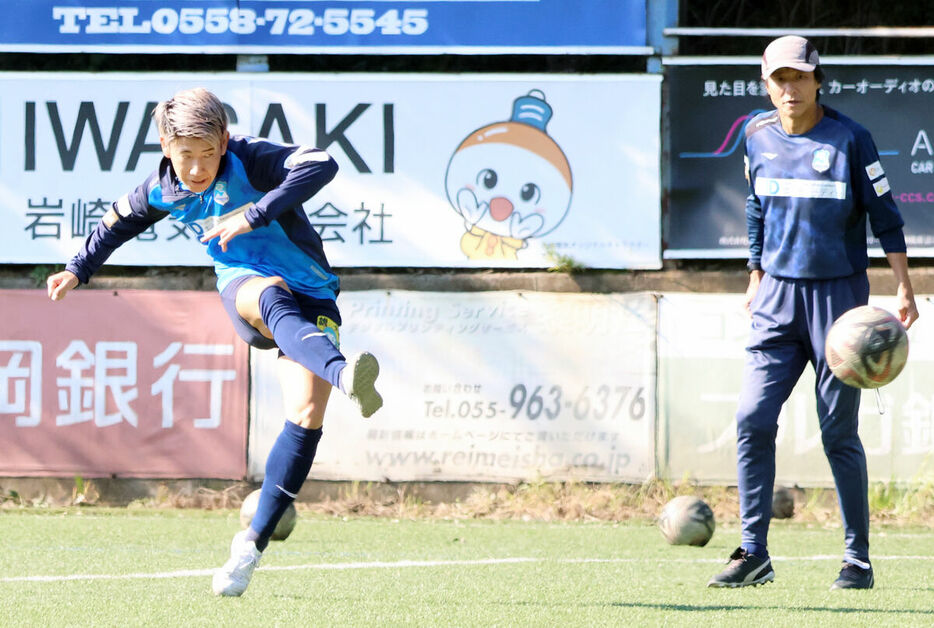 中山監督（右）の見守る前でシュート練習する沼津・中野（カメラ・武藤　瑞基）