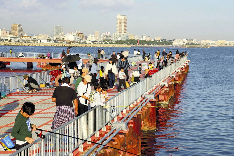 多くの人でにぎわう須磨海づり公園（神戸市須磨区で）