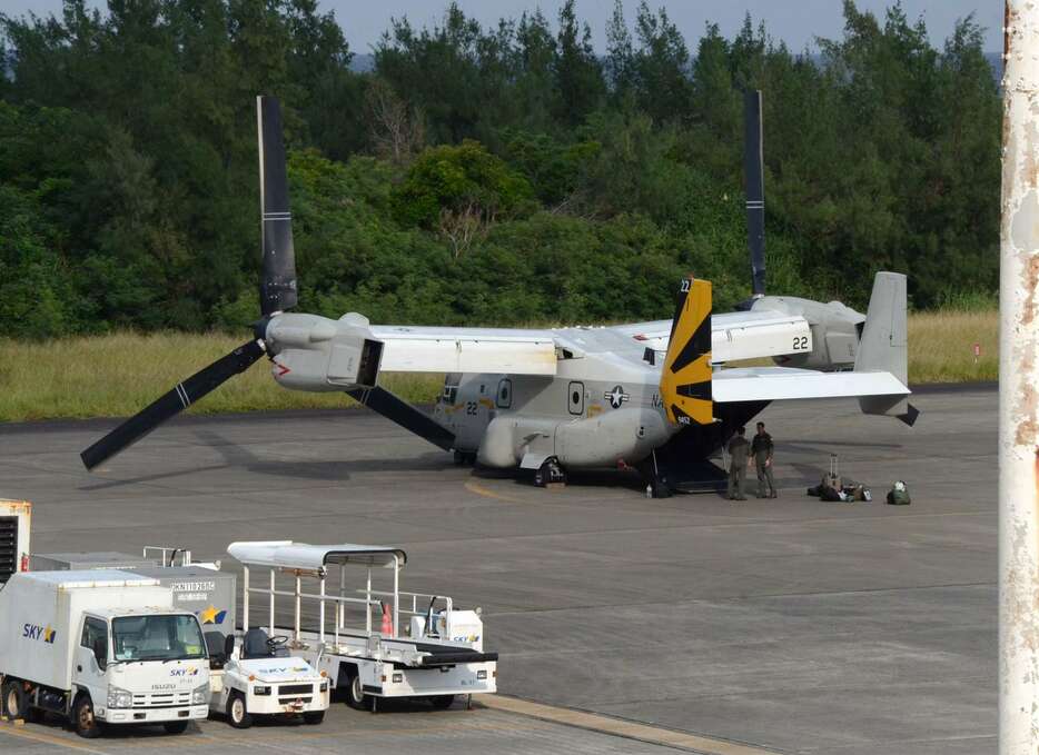 奄美空港に駐機する米軍輸送機ＣＭＶ２２オスプレイ＝２２日午後３時ごろ、奄美市笠利