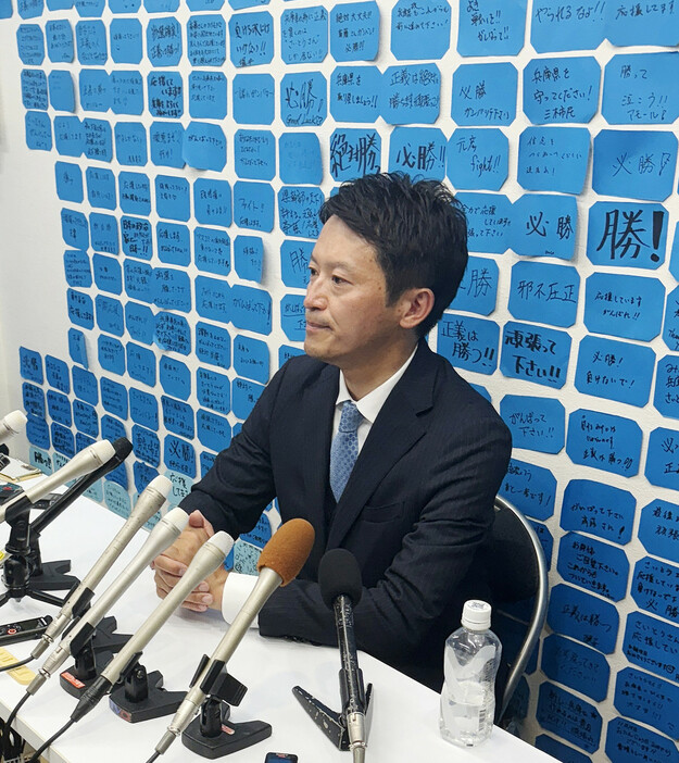 １７日投開票の兵庫県知事選で再選し、記者団の取材に応じる斎藤元彦氏＝１８日午後、神戸市中央区