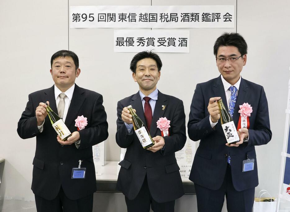 関東信越国税局の酒類鑑評会で最優秀賞を受賞し、写真に納まる辻善兵衛商店の辻寛之代表兼杜氏（左）ら＝14日午後、さいたま市