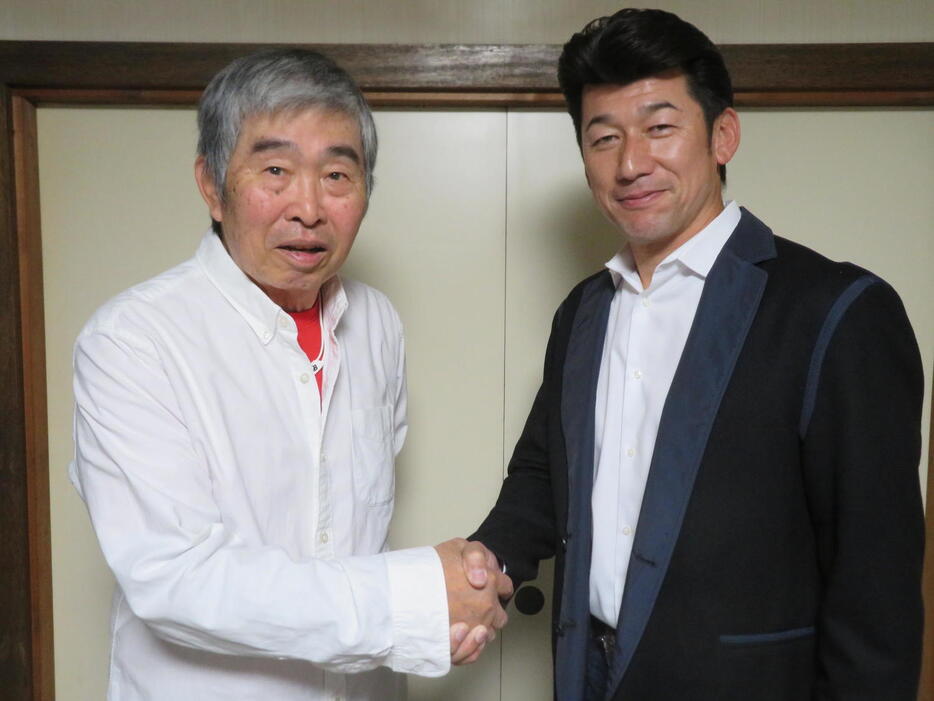 力強く握手する小谷正勝氏（左）とDeNA三浦監督（2020年撮影）