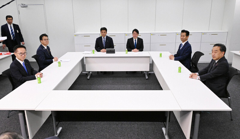 会談に臨む自民党の小野寺五典政調会長（中央右）、国民民主党の浜口誠政調会長（左列奥）、公明党の岡本三成政調会長（右列奥）ら＝衆院第2議員会館で2024年11月12日午後3時半、平田明浩撮影