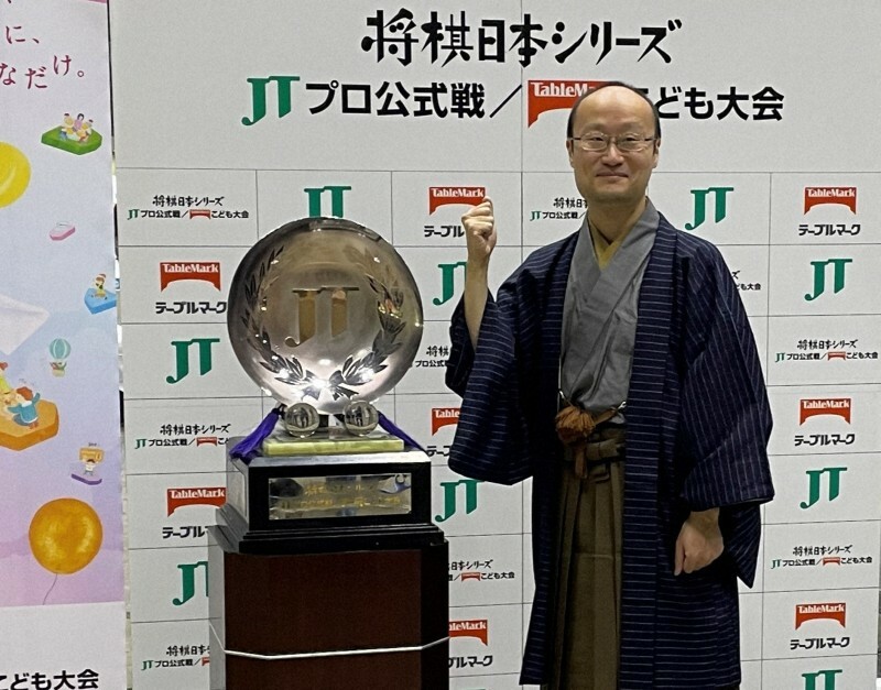 将棋日本シリーズJTプロ公式戦で5年ぶり4度目の優勝を果たし、JT杯を贈られてガッツポーズする渡辺明九段＝東京都江東区で2024年11月24日、丸山進撮影