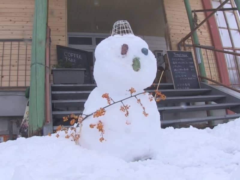 高さ１メートルの雪だるまがお目見え＝２９日、飛騨かわいスキー場、飛騨市河合町稲越