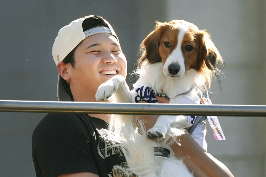 愛犬・デコピンを抱いてパレードに参加した大谷翔平（ＡＰ）