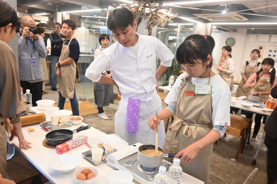 調理中の子供達に声をかける笠原将弘氏（撮影・小渕　日向子）