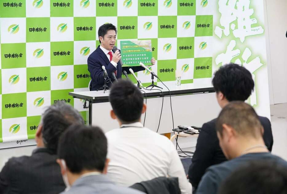 記者会見で日本維新の会代表選への出馬を表明する吉村洋文共同代表＝12日午後、大阪市中央区の党本部（南雲都撮影）