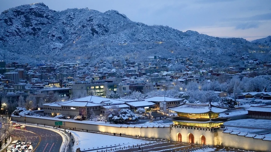 雪に覆われた景福宮＝２７日、韓国ソウル