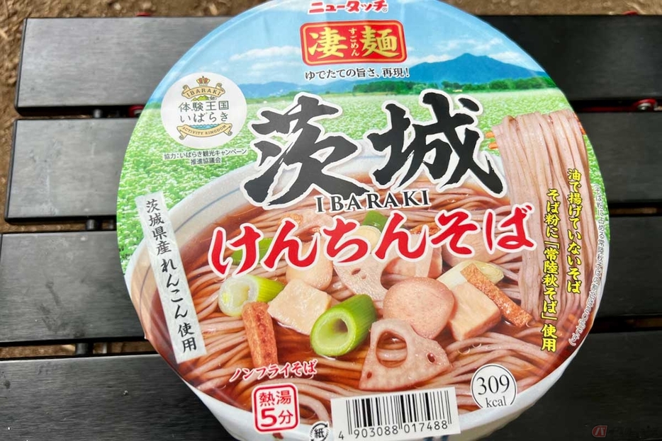 ニュータッチ「凄麺（すごめん）」の「ご当地」シリーズに、珍しくそばのご当地カップ麺「茨城けんちんそば」が登場。パッケージには茨城県産のれんこんや、「常陸秋そば」を使用していることが明記されている