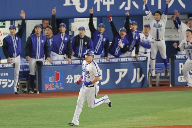 第6戦で先制ソロを放った筒香嘉智選手と喜ぶ選手たち【写真：時事】