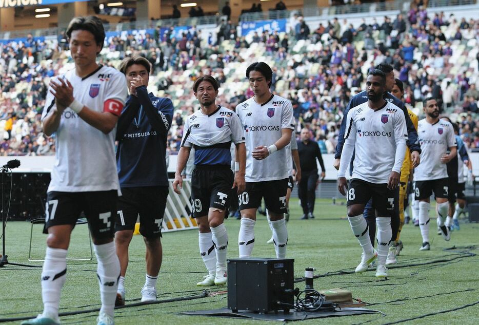 町田に敗れ、肩を落とすＦＣ東京イレブン