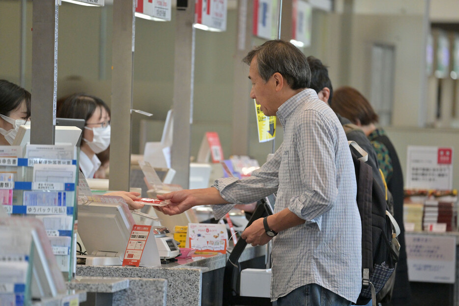 年賀はがきの販売が始まった東京中央郵便局の窓口＝１日午前、東京都千代田区