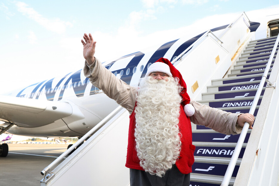 クリスマスに先駆け、フィンランドの財団公認のサンタクロースが２９日、成田空港に到着した。来月５日まで滞在し、東京、名古屋、大阪で子どもたちの元を訪れるほか、イベントに参加する。