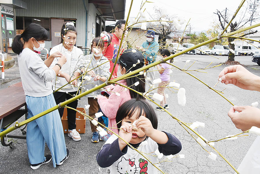 子どもたちが餅花・繭玉飾りを作った（川路で）