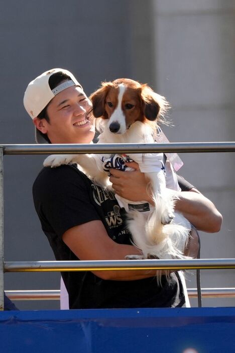 大谷翔平選手と愛犬・デコピン【写真：AP/アフロ】