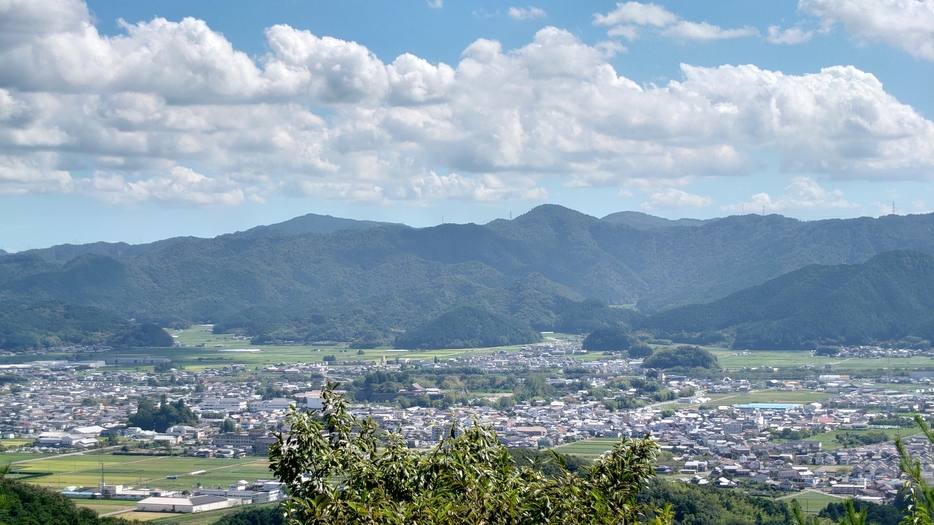 登山道の途中にあるあずまやからの景色