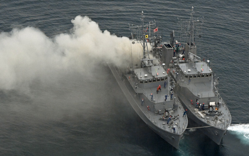 海上で火災が発生した海上自衛隊の掃海艇「うくしま」（左）＝福岡県宗像市沖で2024年11月10日午後3時45分、本社ヘリから上入来尚撮影