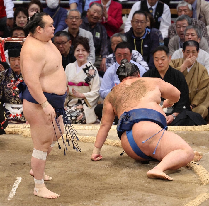 ＜九州場所8日目＞　　引き落としで湘南乃海（右）を破る宝富士　　（撮影・成瀬　徹）