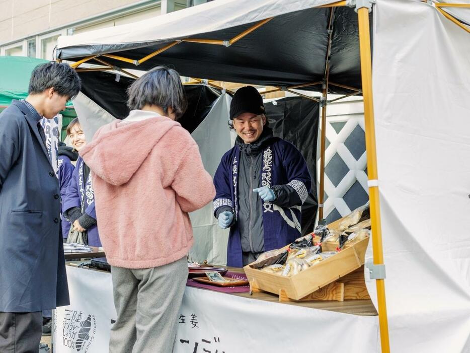 昨年の盛岡しょうが市感謝祭で三陸ジンジャーを売る菊地さん（写真提供＝盛岡しょうが市）