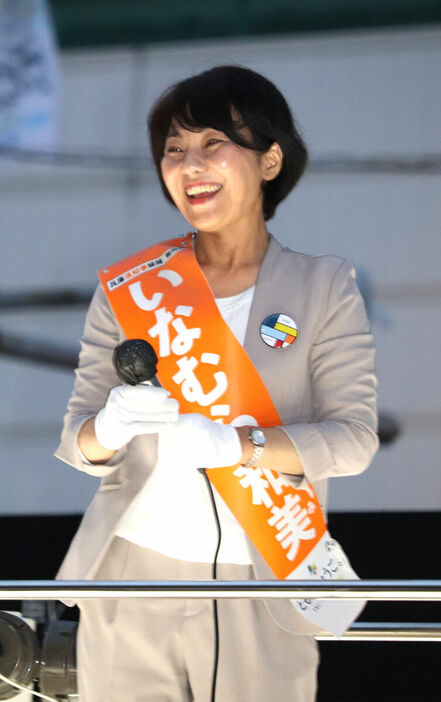 笑顔で聴衆に訴える稲村和美氏