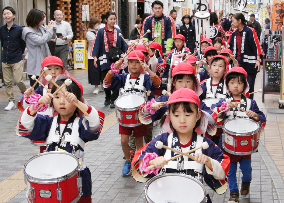 パレードをして火の用心を呼びかける園児ら＝8日、大分市中央町