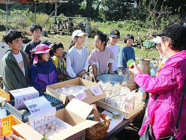 地元児童による農産品などの販売ブース