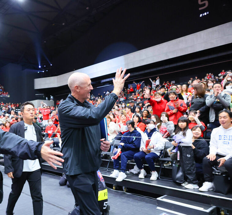 ファンに手を振り引き揚げるトム・ホーバス日本代表監督　（カメラ・佐々木　清勝）