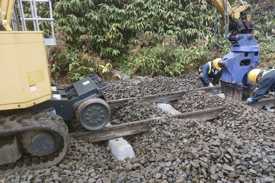 JR函館線で、破損した枕木の交換作業の様子＝17日、北海道森町（JR北海道提供）