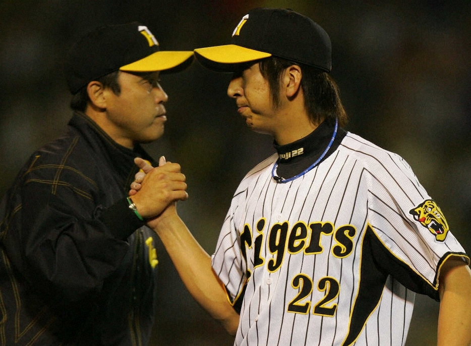 07年、最後を締めた藤川と握手する岡田監督