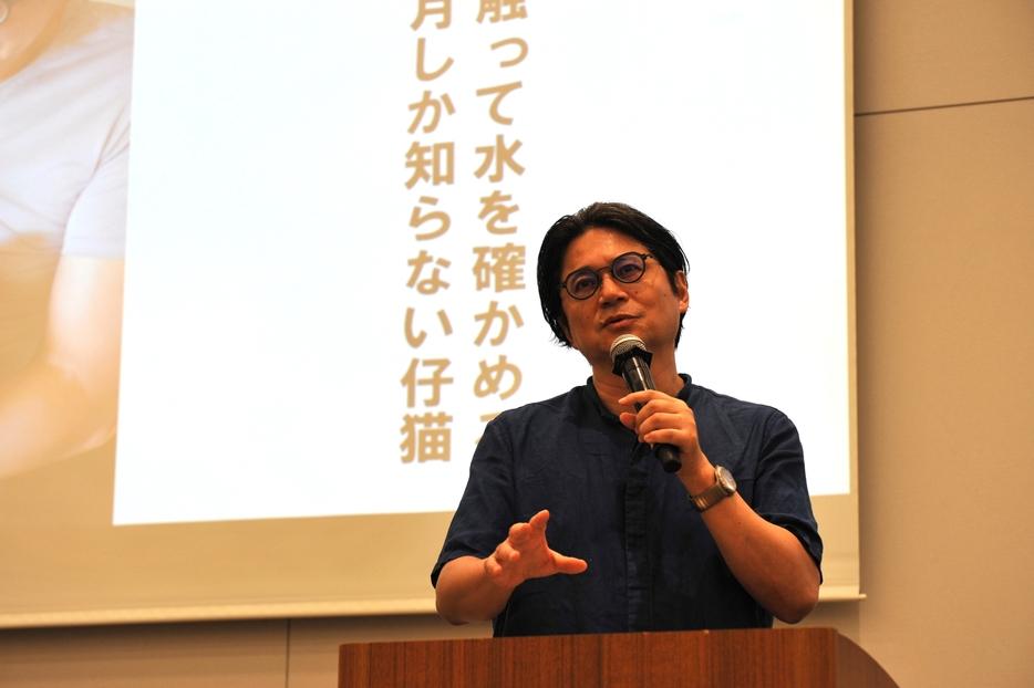 ひるねとの1年間を短歌に詠んだ穂村さん（東京都千代田区の読売新聞東京本社で）