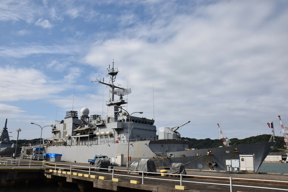 舞鶴港に寄港した仏海軍のフリゲート艦「プレリアル」＝５日午後、京都府舞鶴市