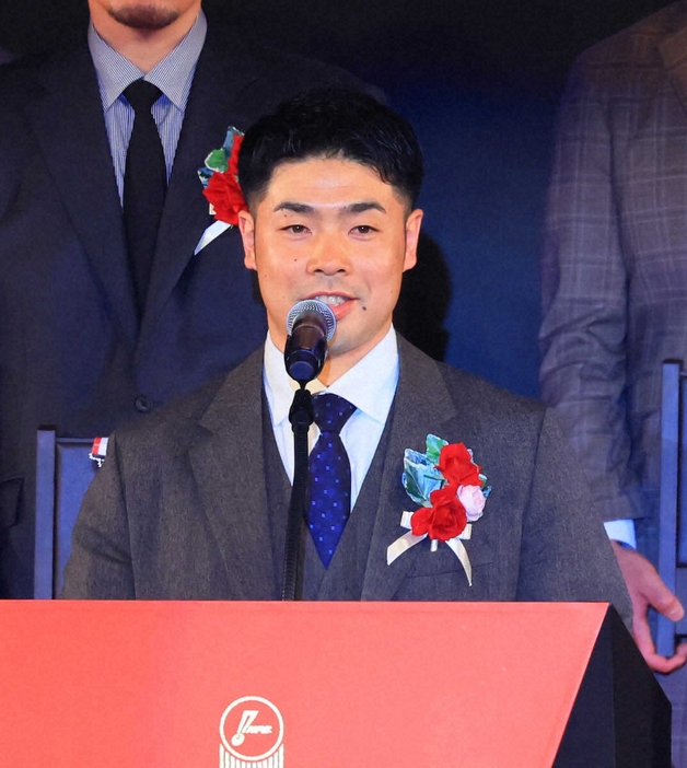 ＜NPB　AWARDS　2024＞最優秀選手賞の近藤（撮影・尾崎　有希）