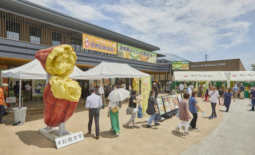 焼き芋のオブジェが目を引く道の駅常総の外観