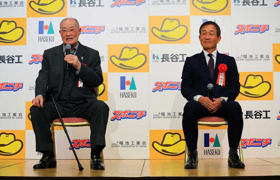 ＜2024プロ野球最優秀バッテリー賞＞選考経過報告する張本氏（左）と辻氏（撮影・尾崎　有希）