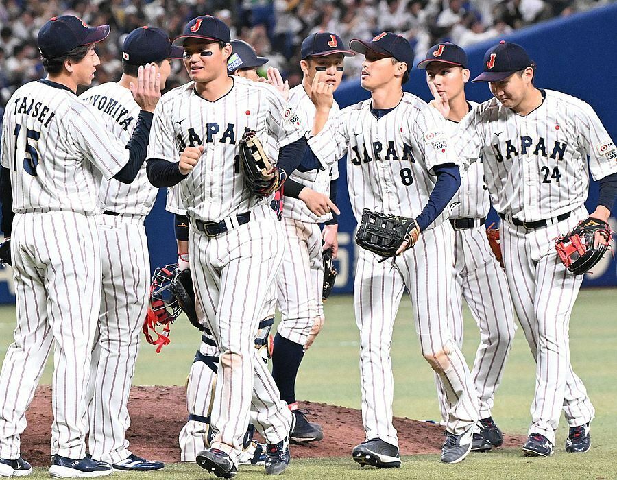 チェコに勝利し、マウンドで喜ぶ日本ナイン（撮影・柿森英典）