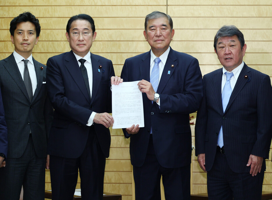 自民党資産運用立国議連の岸田文雄会長（中央左）から提言書を受け取る石破茂首相（同右）。右端は茂木敏充前幹事長＝２６日午後、首相官邸