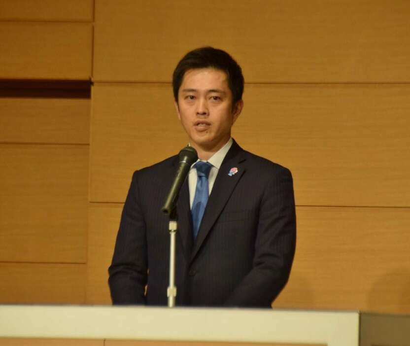 地域政党「大阪維新の会」の代表選に立候補し、演説する吉村洋文氏＝19日午後、大阪市中央区 (石橋明日佳撮影）