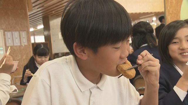 若狭牛と福井ポーク使った地場産コロッケが好評(22日正午福井市中藤小学校)