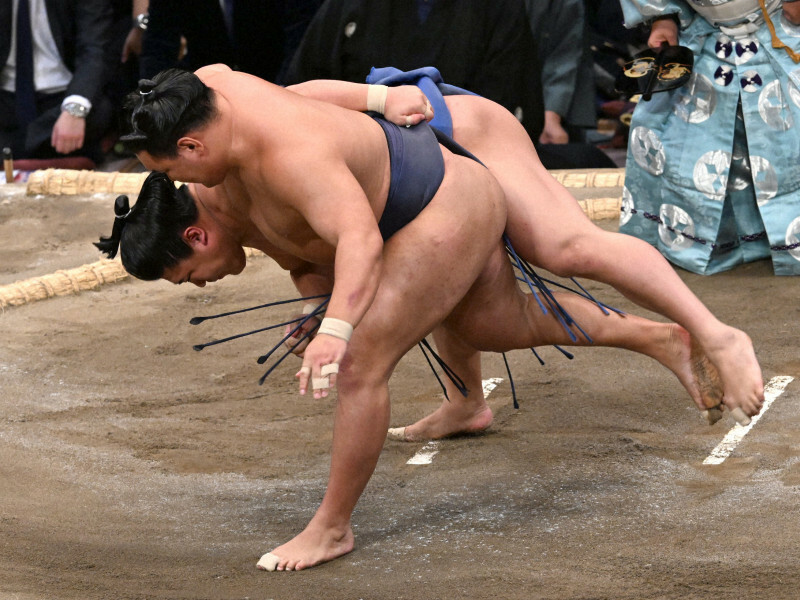 豊昇龍（手前）が小手投げで若隆景を降す＝福岡国際センターで2024年11月14日午後5時53分、矢頭智剛撮影