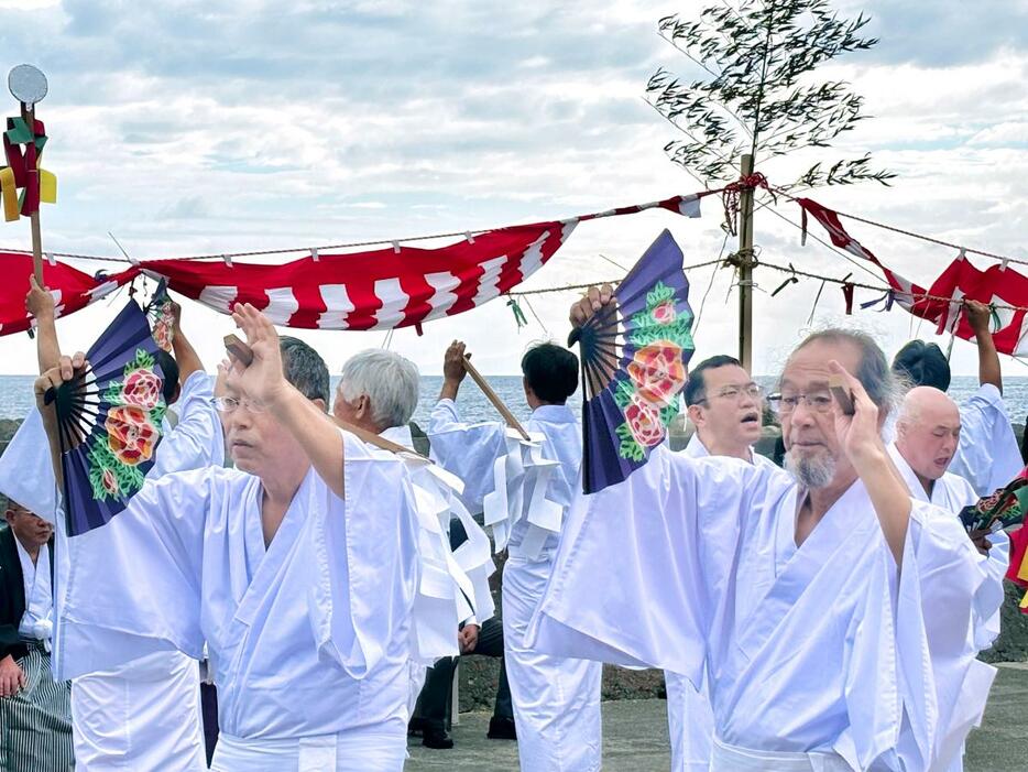 「北川ねこさい広場」で奉納された鹿島踊り