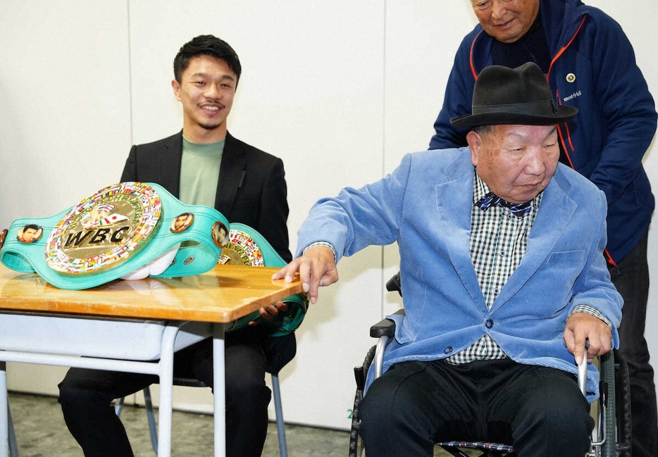 記者会見に臨む袴田さん（右）と中谷（撮影・島崎忠彦）