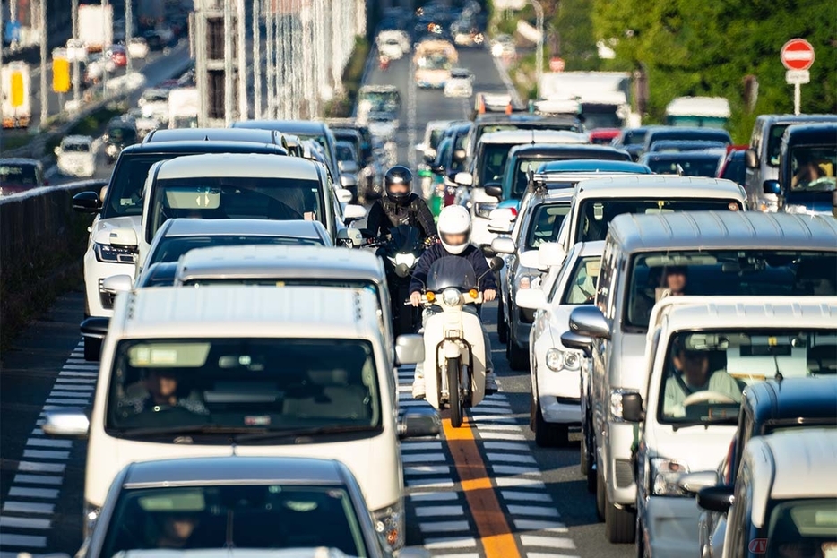 バイクでのすり抜けは、信号待ちや渋滞などで並んでいる車両の間を通過していく行為のこと