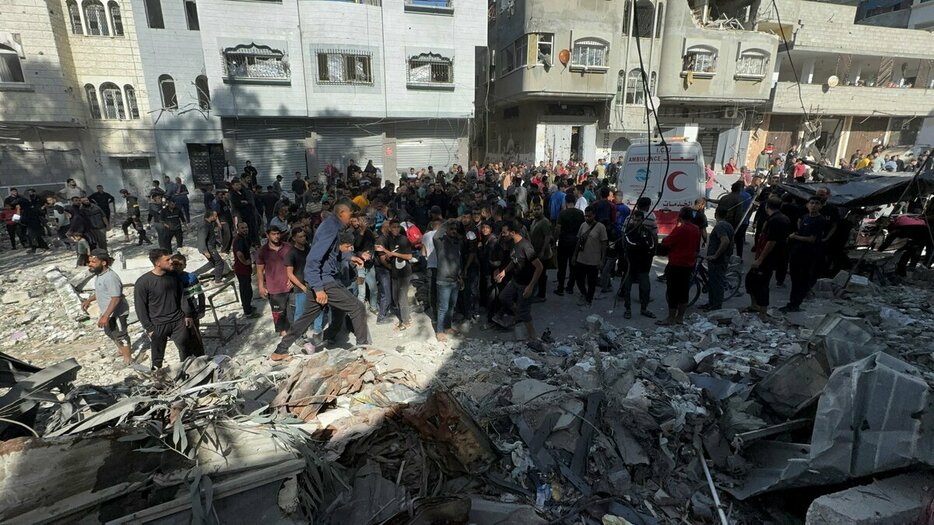 10月26日夜から27日にかけて、イスラエル軍がガザ地区北部で多くの住民が避難していた学校を爆撃。多数の死傷者が出た現場に集まるガザ地区の住民ら＝2024年10月27日（写真　ロイター／アフロ）