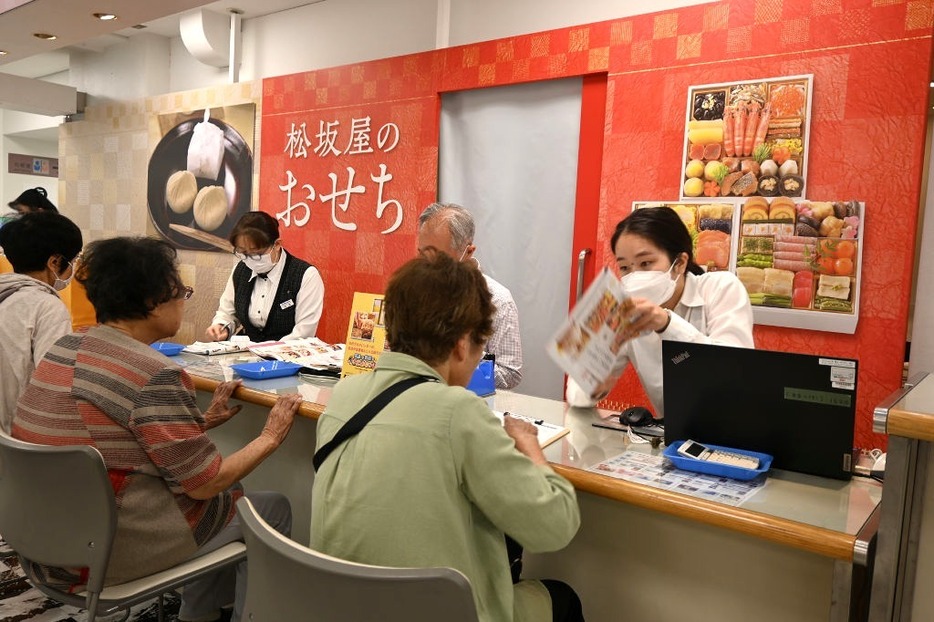 購入者の多彩なニーズに応えるおせち売り場＝10月、静岡市葵区の松坂屋静岡店