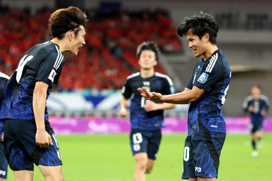 久保建英（右）が小川航基（左）の先制点をアシストして喜び合う（写真◎Getty Images）